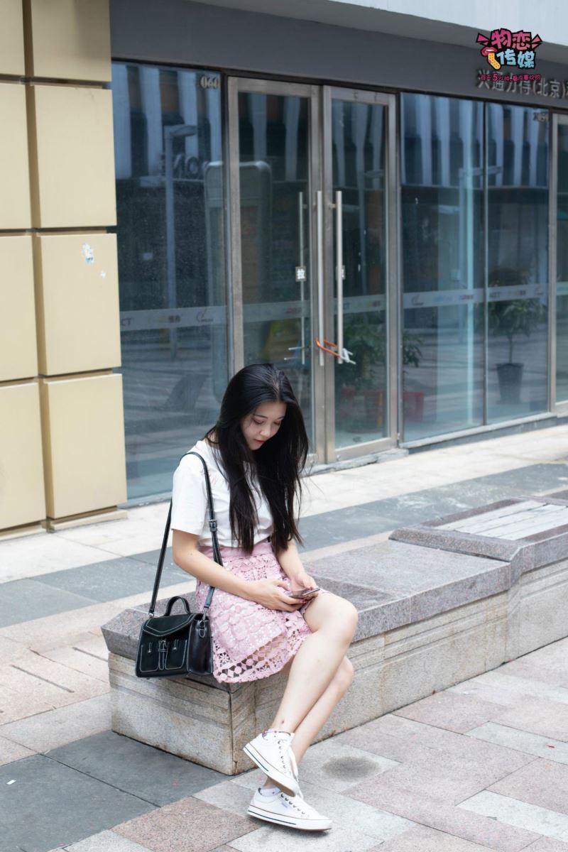 物恋传媒 NO.51 俏皮露肩T恤搭配粉色小短裙,白色板鞋配白色斑点袜