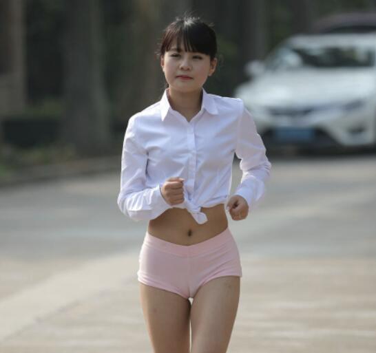 精选街拍 – 运动女孩 粉色热裤